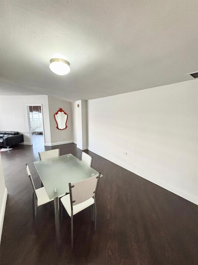 Building Photo - 801 Brickell Bay Dr