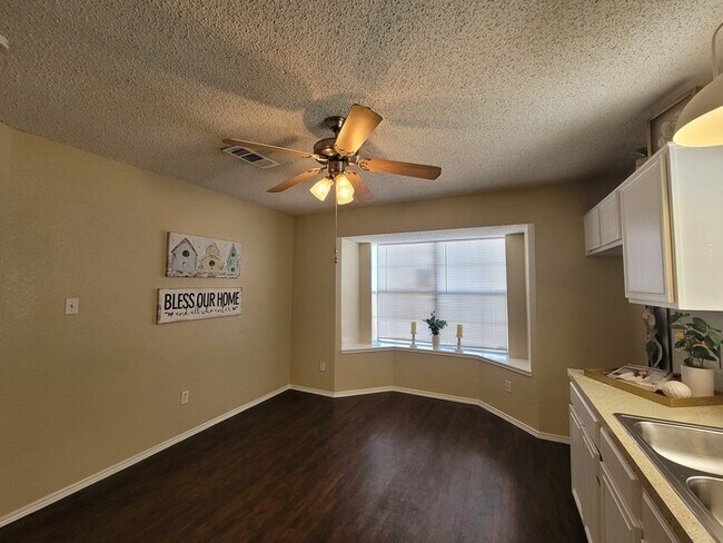 Building Photo - Cozy 3/2/2 in Fort Worth