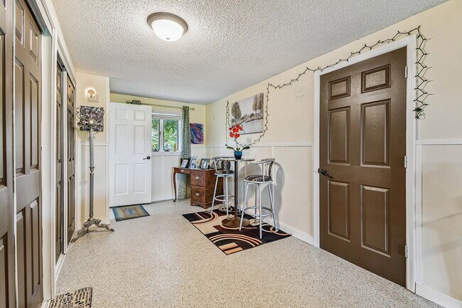 Building Photo - "Charming 3-Bed, 2-Bath Oasis at 1011a Sou...