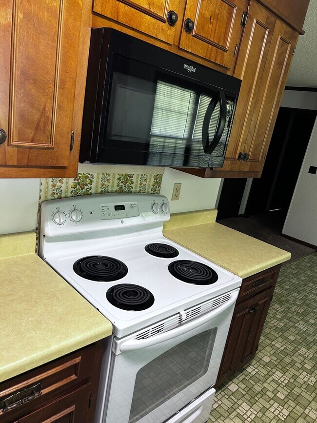 Building Photo - 1601 Cedarbrook Dr