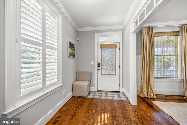 Building Photo - 323 S West St