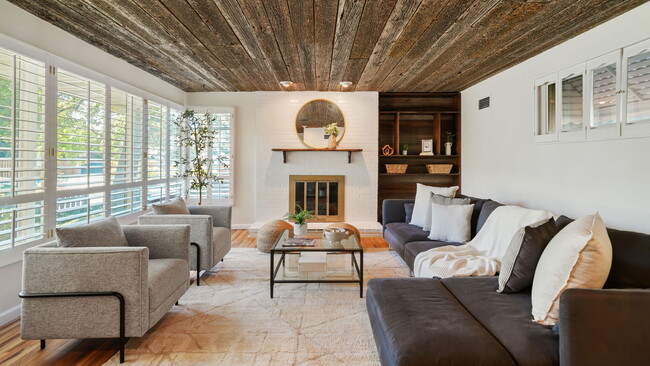 Primary Photo - 1275 E Lavon Dr