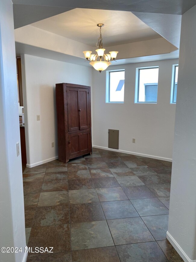 Building Photo - 653 N. Encanto Village Way