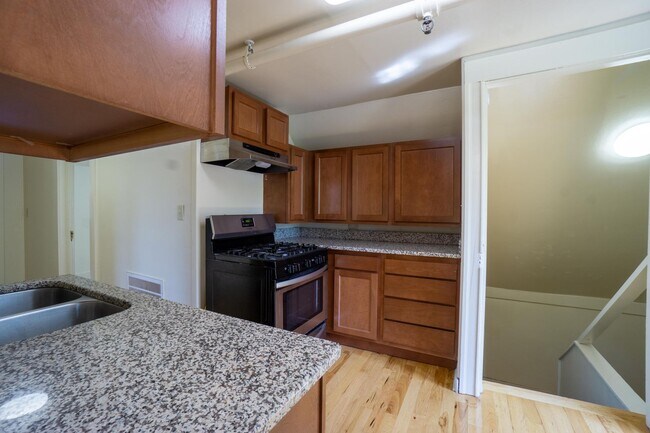 Building Photo - Available 6/1/26 - Newly Renovated 3 Block...