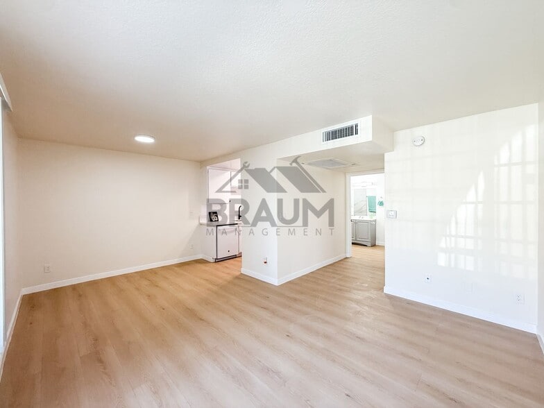 Building Photo - 5245 Riverton Ave