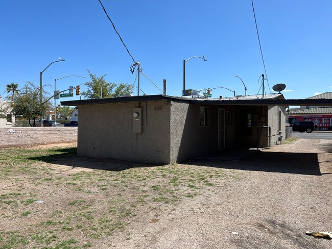 Building Photo - 3 Bedroom 2 Bath Home! close to the UofA!