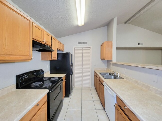 Building Photo - This charming home offers 3 bedrooms and 2...