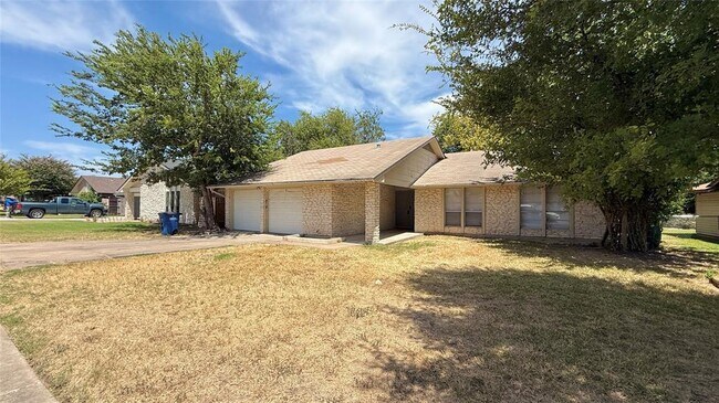 Building Photo - 10105 Oak Hollow Dr