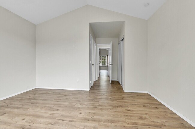 Building Photo - $1,775 - 2 Bed, 2.5 Bath End Unit in Auror...