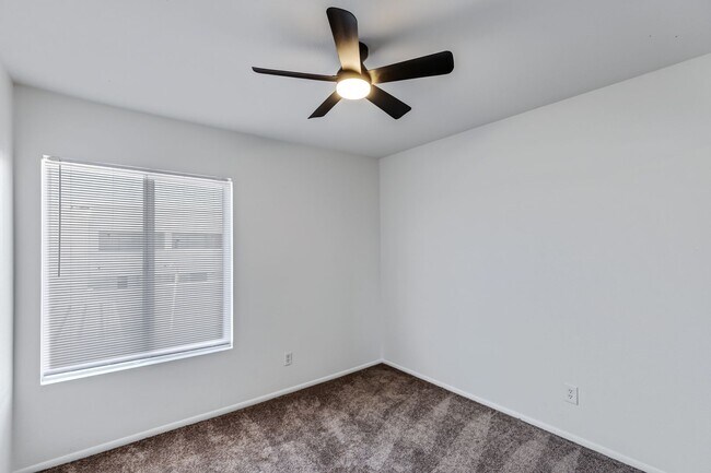 Building Photo - Remodeled 3/2 off Indian School & 43rd Ave