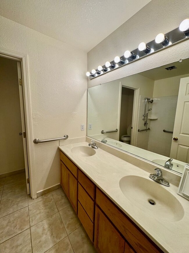 Building Photo - 4 Bedroom, 2 Bath Home with NEW UDGRADES A...