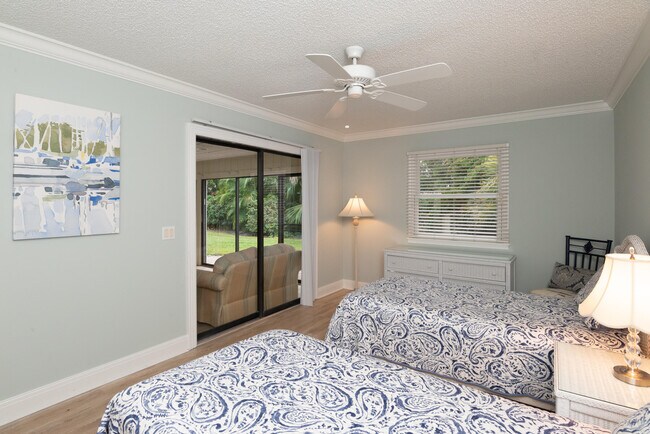 Building Photo - 2918 SE Fairway W