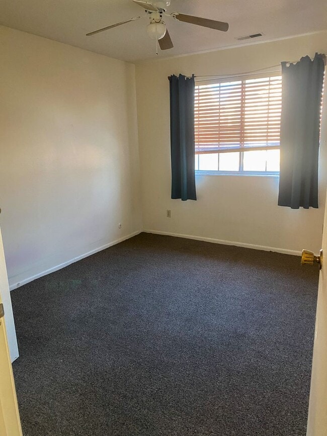 Building Photo - Cozy 2 Bedroom Apartment