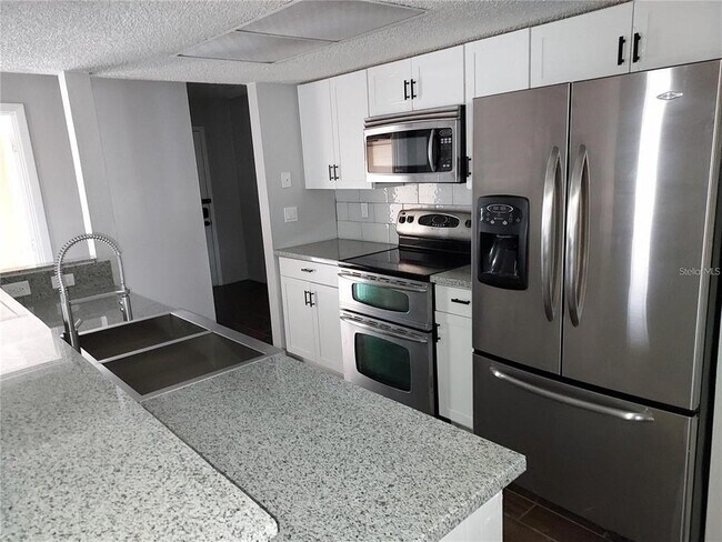 Building Photo - 2001 Groveland Rd