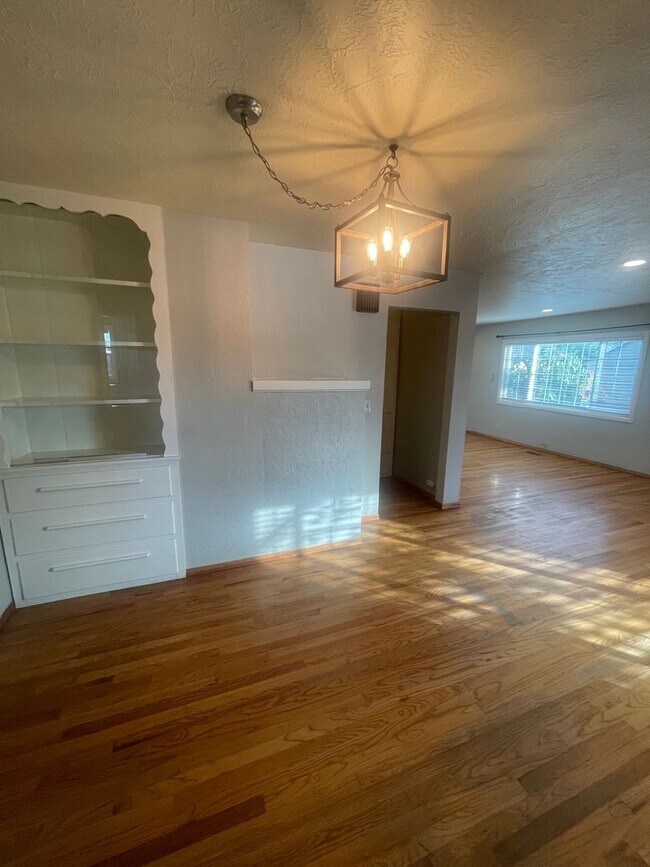 Building Photo - 515 E Elmore St