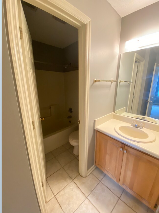 Building Photo - Northpointe Duplex Available for May!