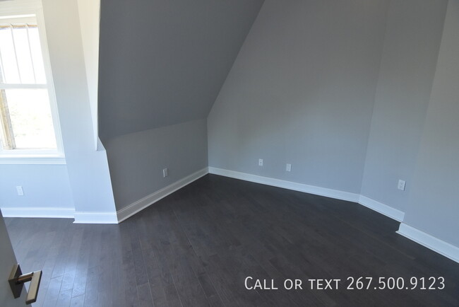 Building Photo - Lovely top floor 1BR unit with the vie of ...