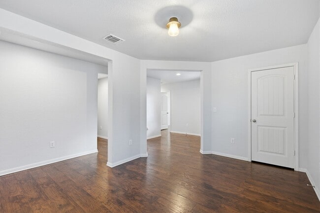 Building Photo - Four Bedroom Home in Manor