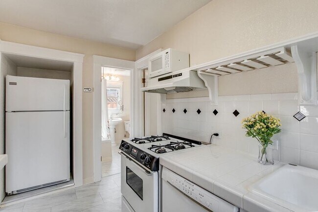 Building Photo - 332 Waverley St