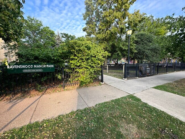 Building Photo - 4618 N Sacramento Ave