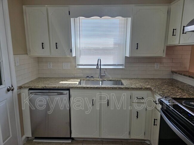 Building Photo - 2326 Greengate Dr