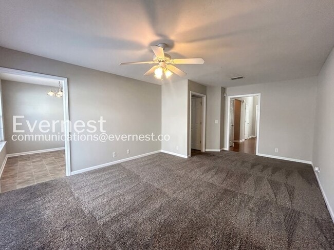Building Photo - 2 Bed, 2.5 Bath Home with Fenced Yard & Garage / Available Now!