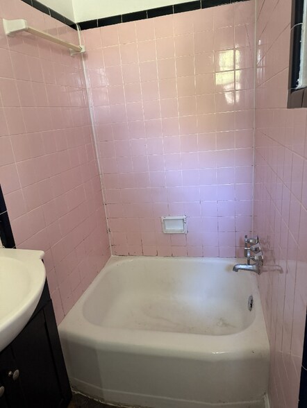 Building Photo - 4008 Macaulay Cove