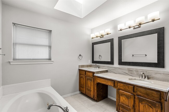 Building Photo - 2942 Woodland Hills Dr