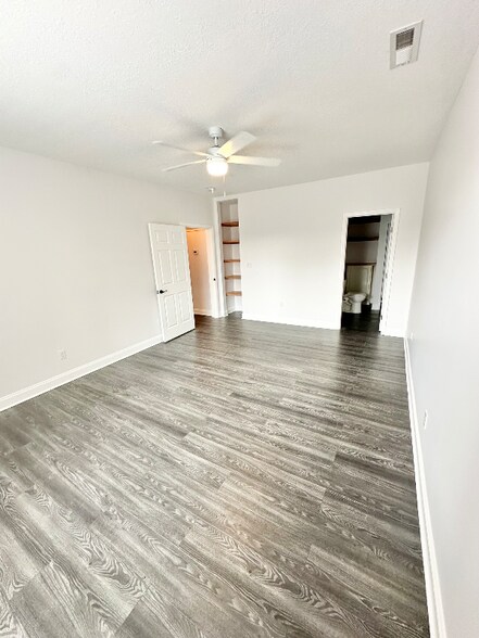 Building Photo - 10390 Ivy Hollow Dr