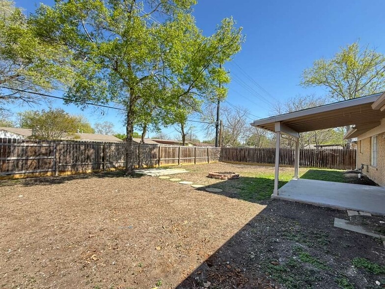 Building Photo - 317 E Lindbergh Blvd