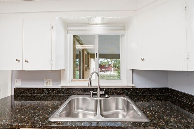 Building Photo - 5 bedroom, 3 1/2 bath, home with two master suites and 2 car garage.