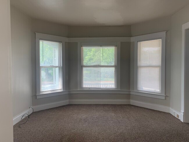 Building Photo - 615 W McClure Ave