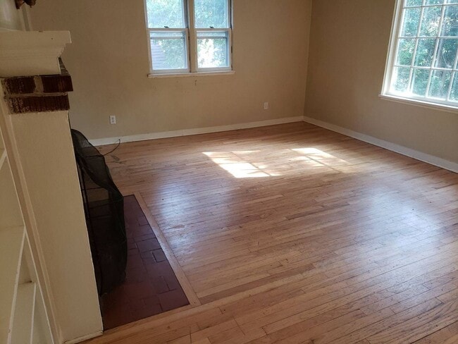 Building Photo - 1005 NE D St