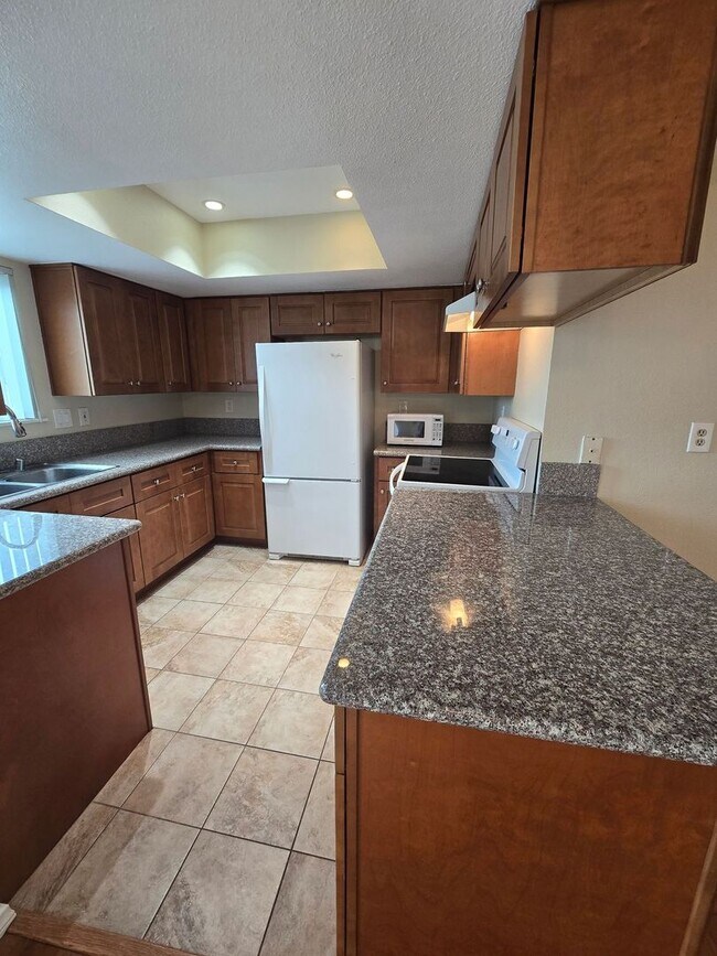 Building Photo - Spacious 2BD/2.5BA Town Home near Universi...