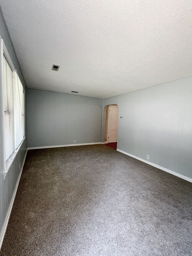Building Photo - SEE IT NOW: Cozy 2-Bed, 1-Bath Ranch in Qu...
