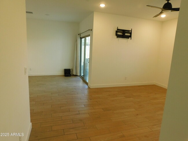 Building Photo - 42510 W Vincent Dr
