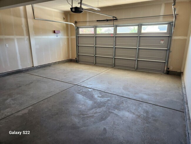 Building Photo - Beautiful two story home in the great neig...