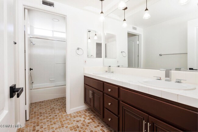Building Photo - 1851 Fox Springs Cir