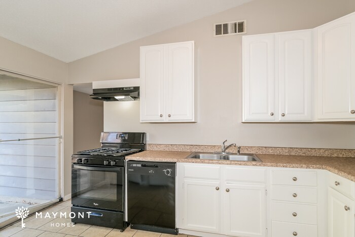 Building Photo - 3145 Kingsley Dr