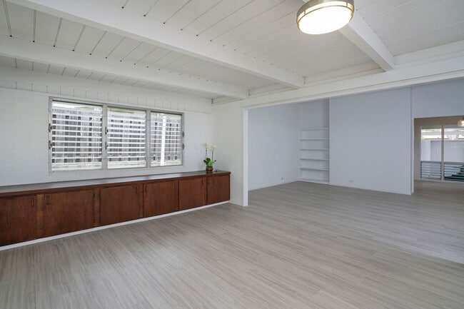 Building Photo - 735 Kapulena Loop