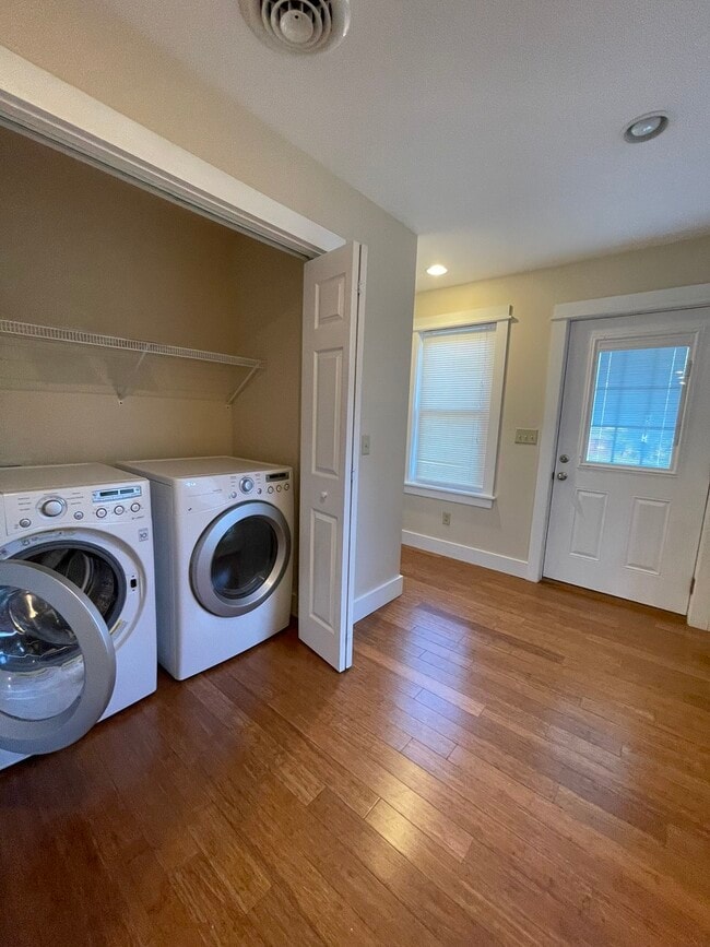 Building Photo - 524 7th Ave