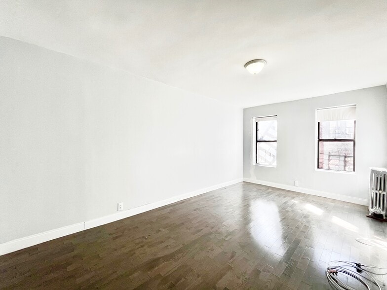 Primary Photo - 24 Thayer St