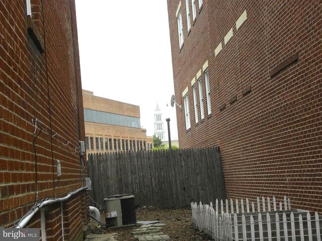 Building Photo - 123 S West St