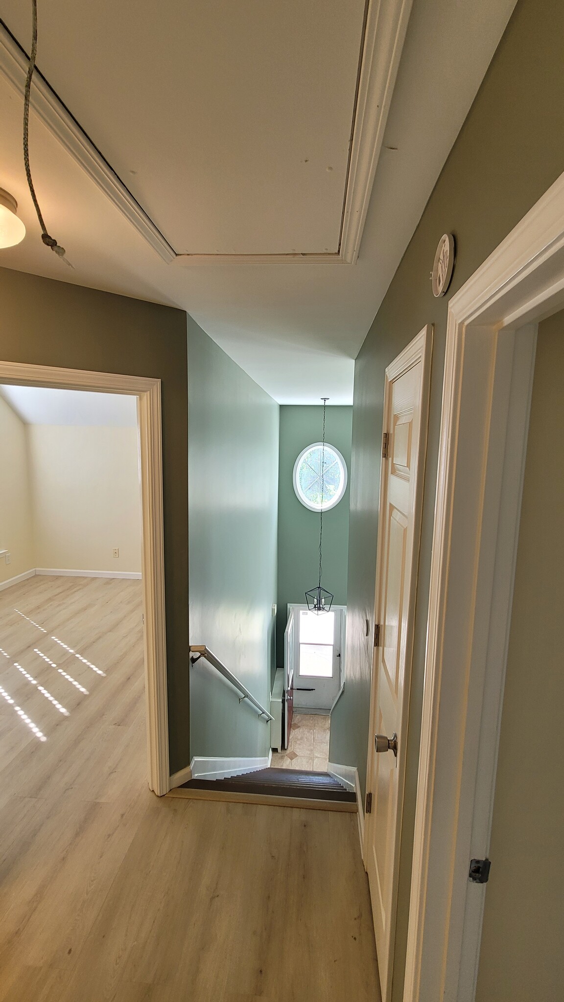 up-stair hall to front door - 10820 Rumson Ct
