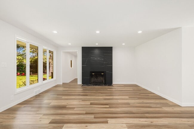 Building Photo - Elegant 3 Bed, 2.5 Bath Home in Northeast ...