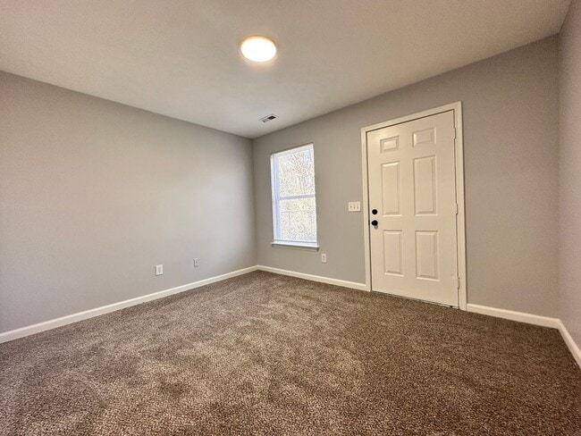 Building Photo - Three-Bedroom Ranch Close to Downtown