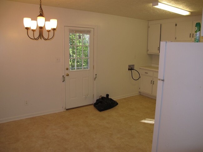 Building Photo - **WEST ATHENS DUPLEX** 2 Bed/1 Bath - JUST...