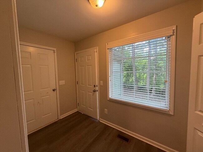 Building Photo - Spacious 3 Bedroom, 2 Bath Home with Garag...