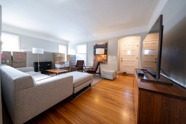 Building Photo - 3957 Ewing Ave S