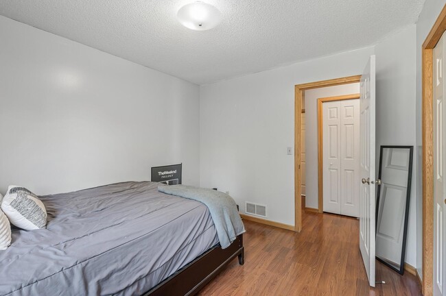 Building Photo - 852 Sunrise Dr